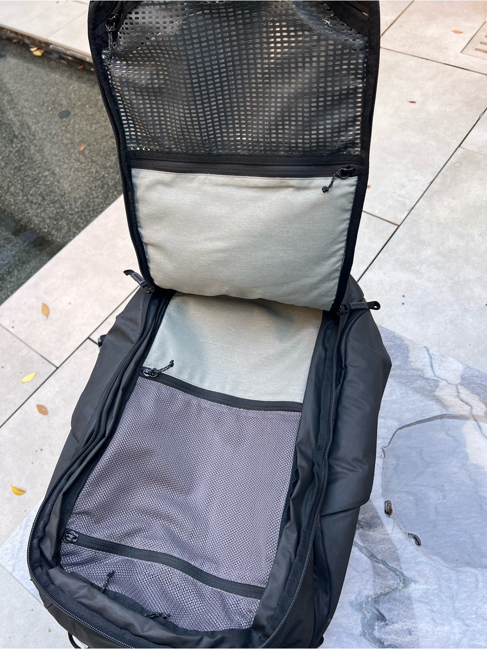 Peak Design 45L large black backpack with rain cover - Picture 6 of 14